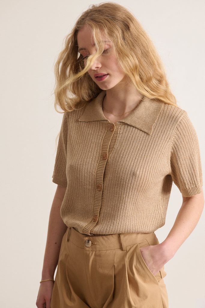 Haut doré pour femme avec coupe ajustée manches courtes et col polo boutons ton sur ton top idéal pour la saison estivale 