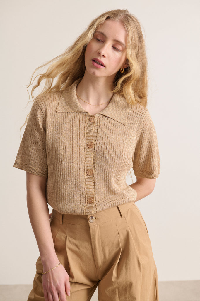 Top en maille à manches courtes et avec col chemise teinte dorée haut femme chic et raffiné collection Garance Paris 