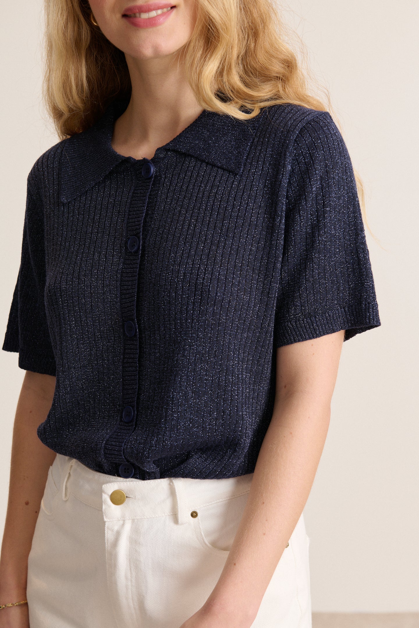 Polo en maille coloris marine avec fils métallisés coupe fluide et légère collection femme printemps été 
