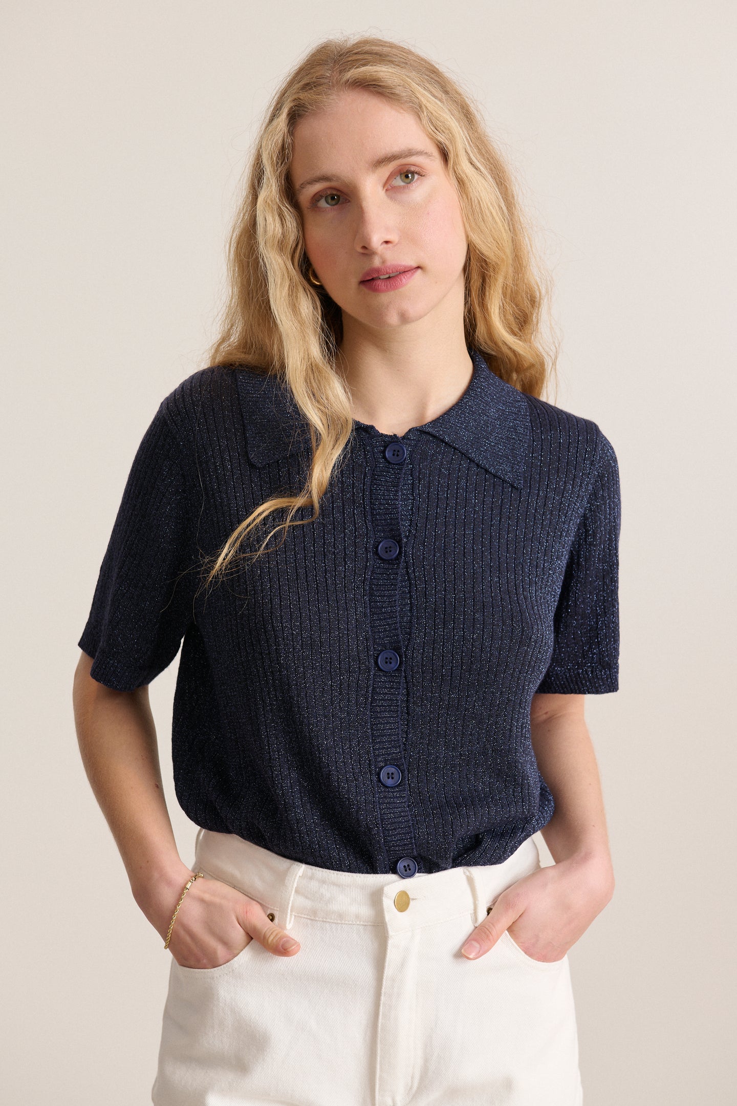 Top élégant en maille fine couleur marine avec boutons col chemise fils métallisés bleu 