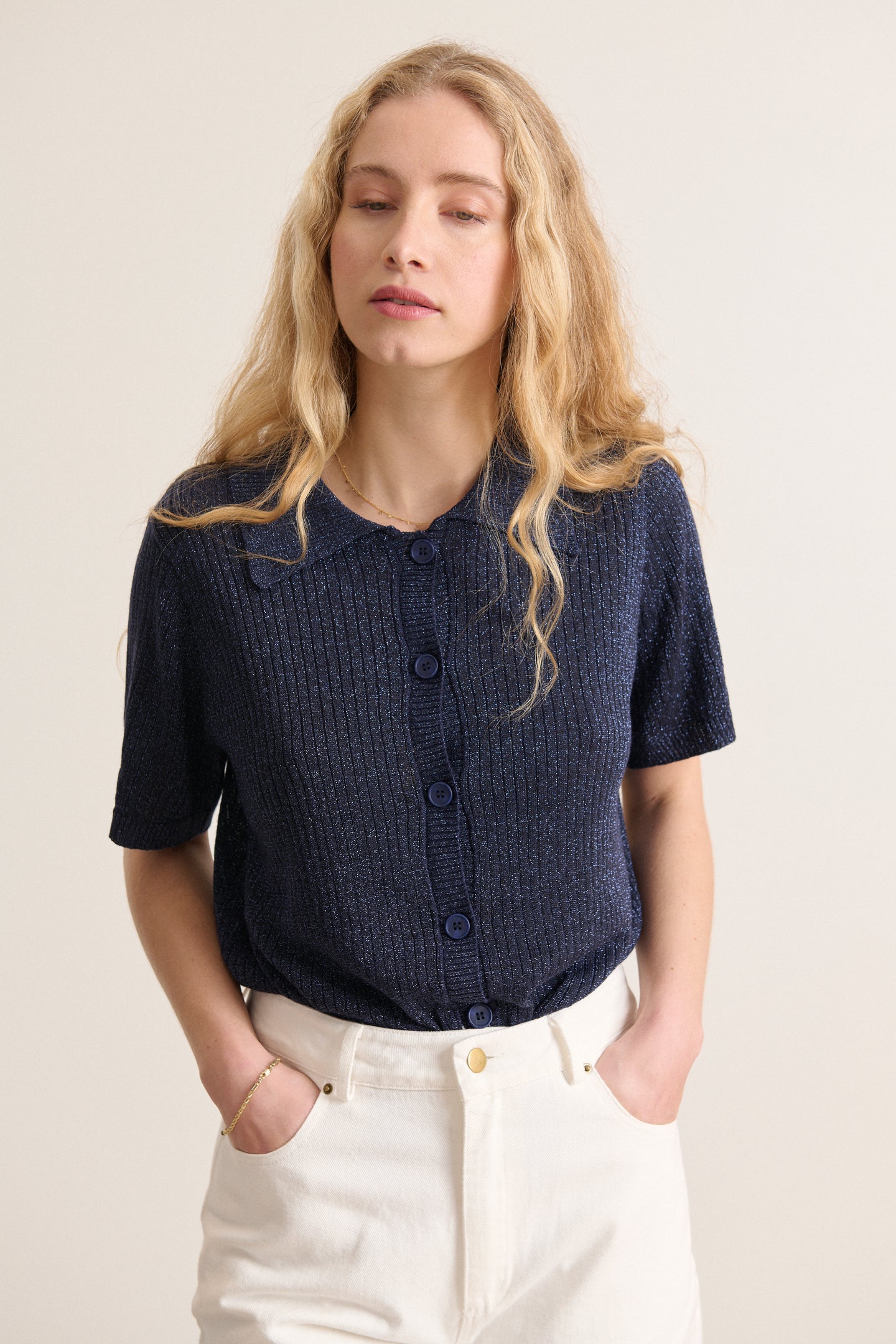 Top tricoté en maille col chemise fermeture boutonnée manches courtes matière légère et fluide 