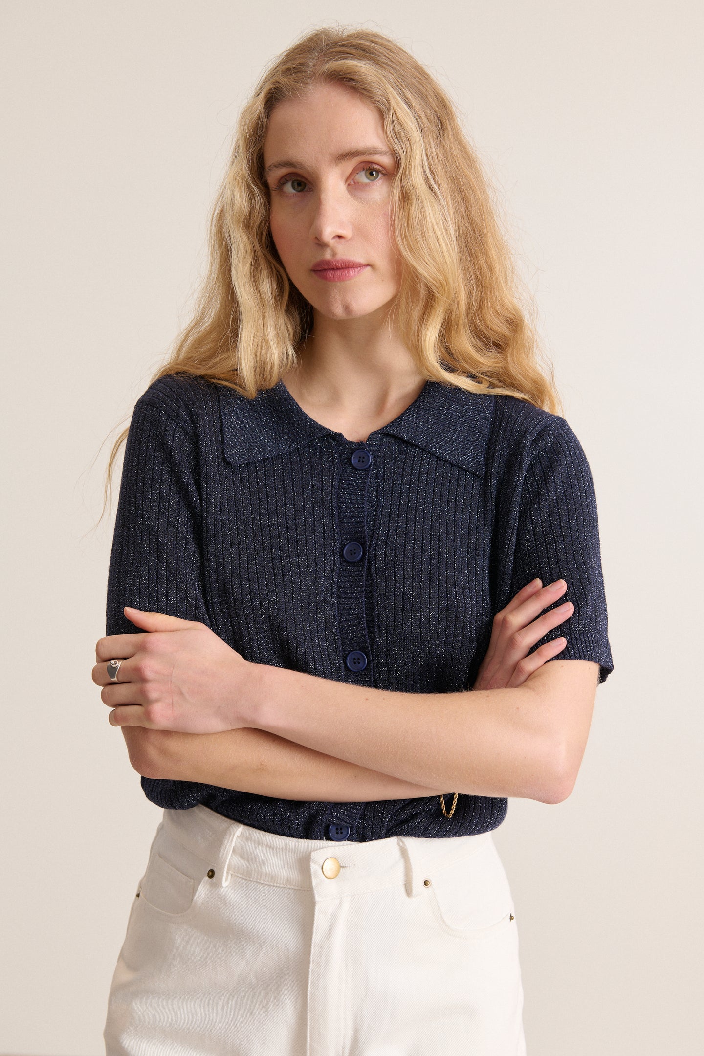 T-shirt élégant et glamour pour femme  avec fermeture boutonnée tricotage avec fils métallisés collection printemps été