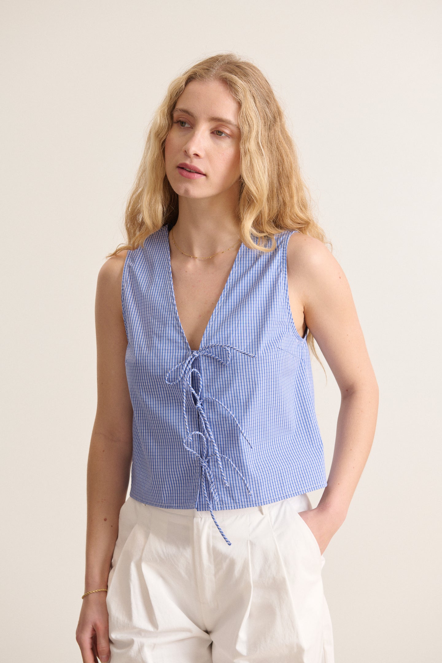 Haut sans manches aesthetic carreaux coloris bleu avec fermeture à liens et encolure en V collection été