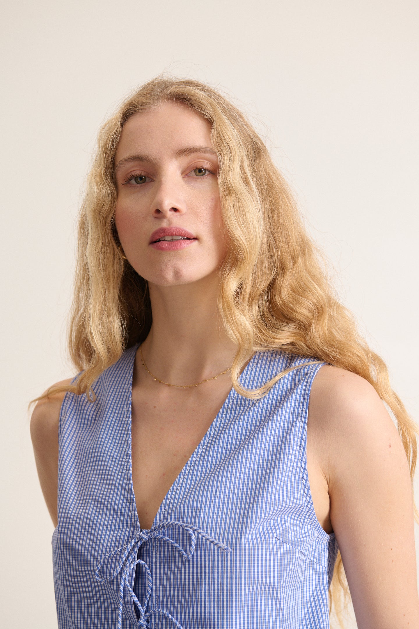 Blouse coupe droite sans manches avec fermeture par trois liens à l'avant du top coloris bleu avec carreaux 