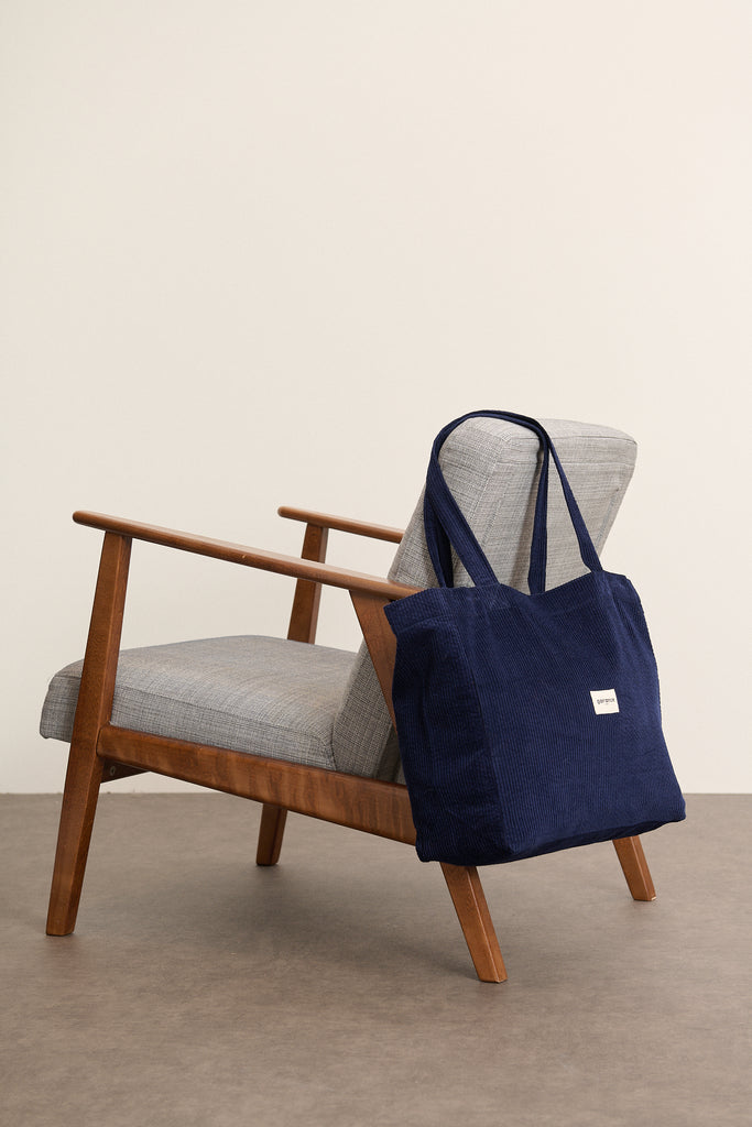 Tote bag en coton velours coloris marine, collection Garance Paris automne hiver 2025, logo brodé et anses renforcées. 