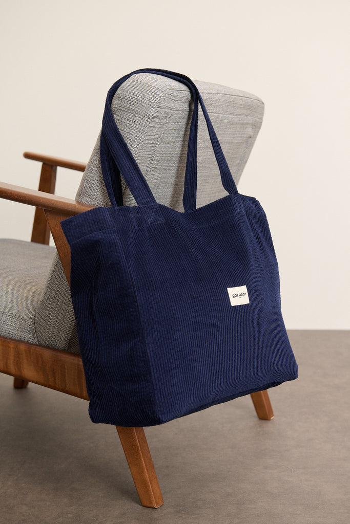 Tote bag Garance Paris 2025, en velours côtelé 100 % coton, avec le logo Garance au centre, coloris marine.