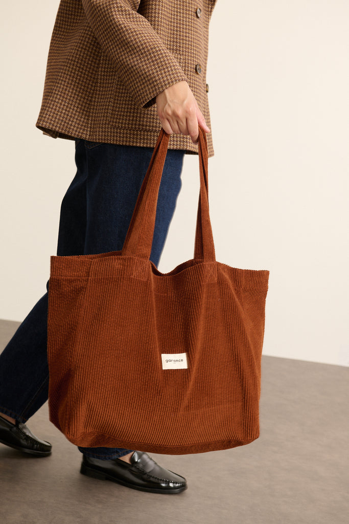 Sac SOLSTICE en velours 100 % coton coloris biscuit, format rectangulaire souple avec anses larges en ton sur ton.