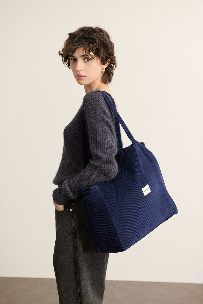 Sac en velours côtelé marine, logo Garance brodé à l'avant, anses ton sur ton et finitions piquées visibles.