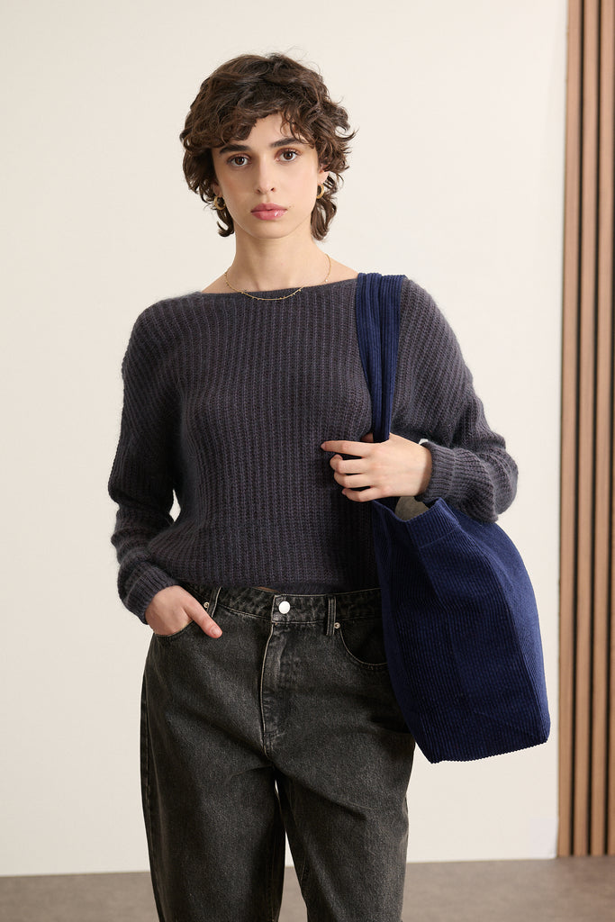 SOLSTICE, le sac tote bag tendance pour la saison, coloris marine avec anses larges pour un porté à l'épaule.