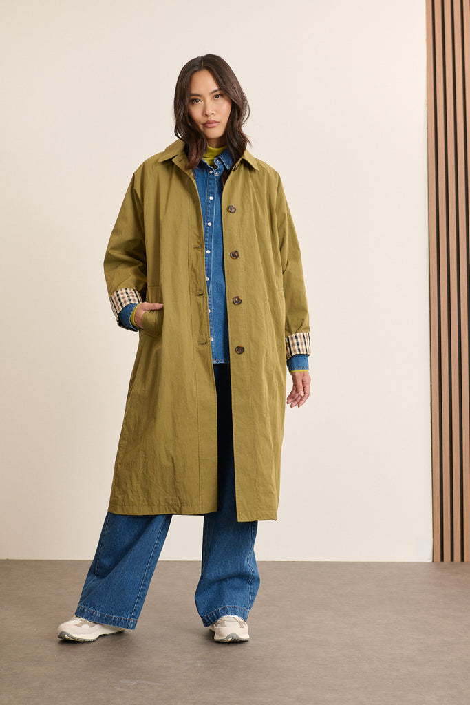 Long manteau coloris kaki pour femmes à la coupe ample et emmanchures raglan Garance Paris collection 2025. 