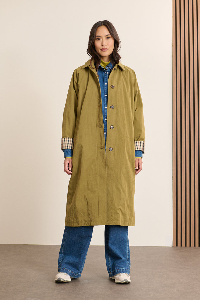 Manteau long à doublure intérieur à motif carreaux, collection Garance Paris automne hiver 2025. 