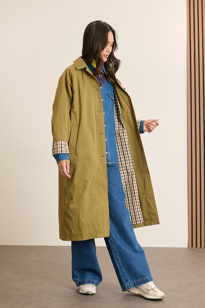Pardessus long coloris kaki avec bas de manche raglan, couture soignée et tombé naturel au niveau du poignet.