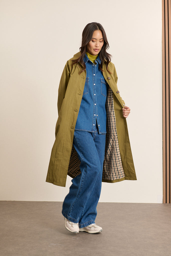 VANCOUVER, l'indispensable manteau long coloris kaki pour l'hiver, avec boutons effet corne visibles. 
