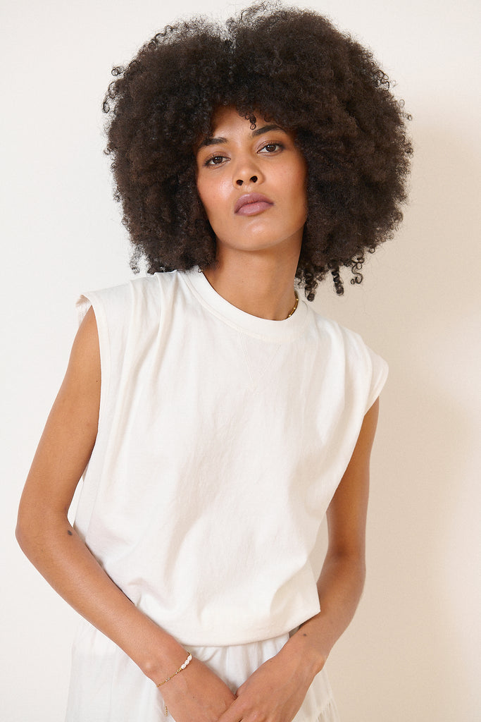 Tee-shirt blanc sans manches, col rond, volume léger et féminin Garance Paris
