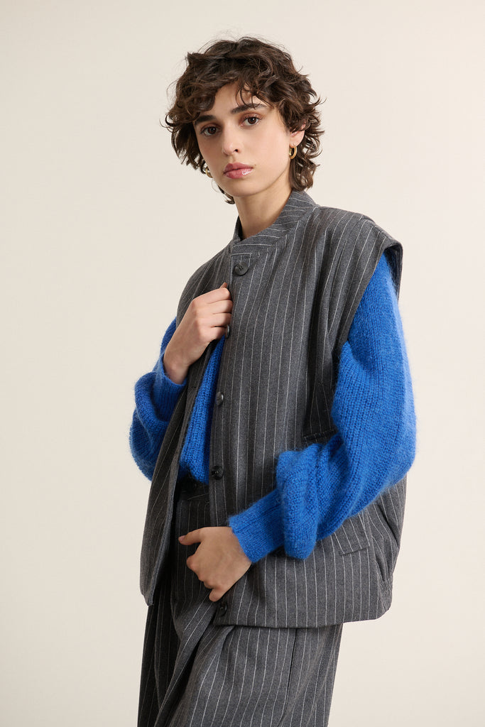 Veste sans manches coloris gris avec une belle doublure et des boutons effet corne, Garance Paris.