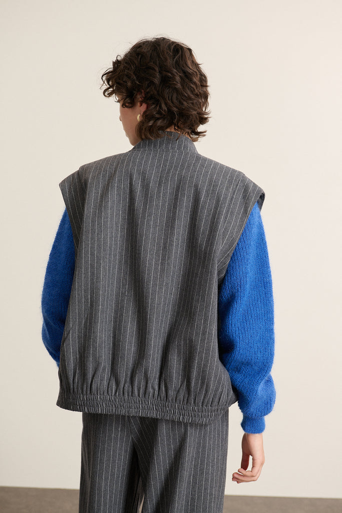 BRESIL coloris gris, la veste sans manches à rayures verticales pour la collection automne hiver 2025. 
