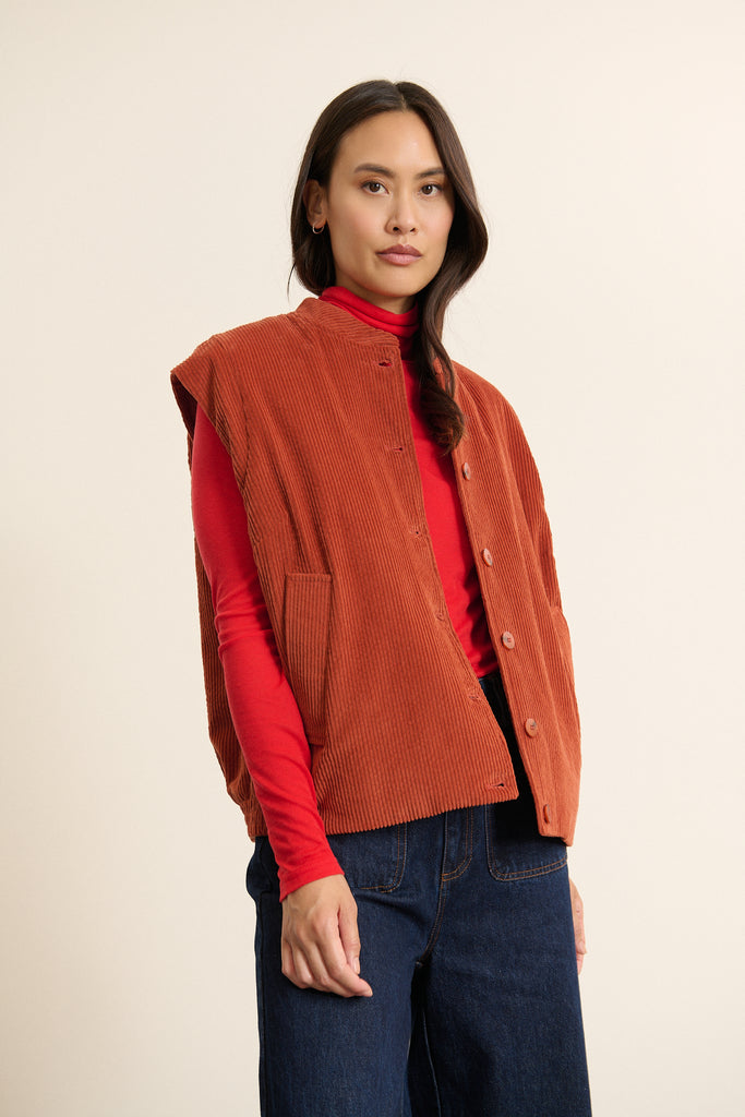 BRESIL, la veste sans manches coloris terre cuite avec poches à l'avant, doublure et boutons effet corne.
