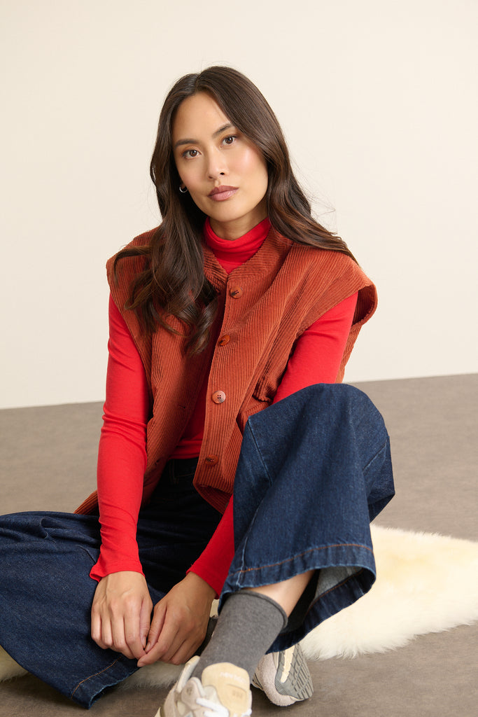 Garance Paris, veste pour femme sans manches coloris terre cuite avec doublure intérieure ton sur ton. 