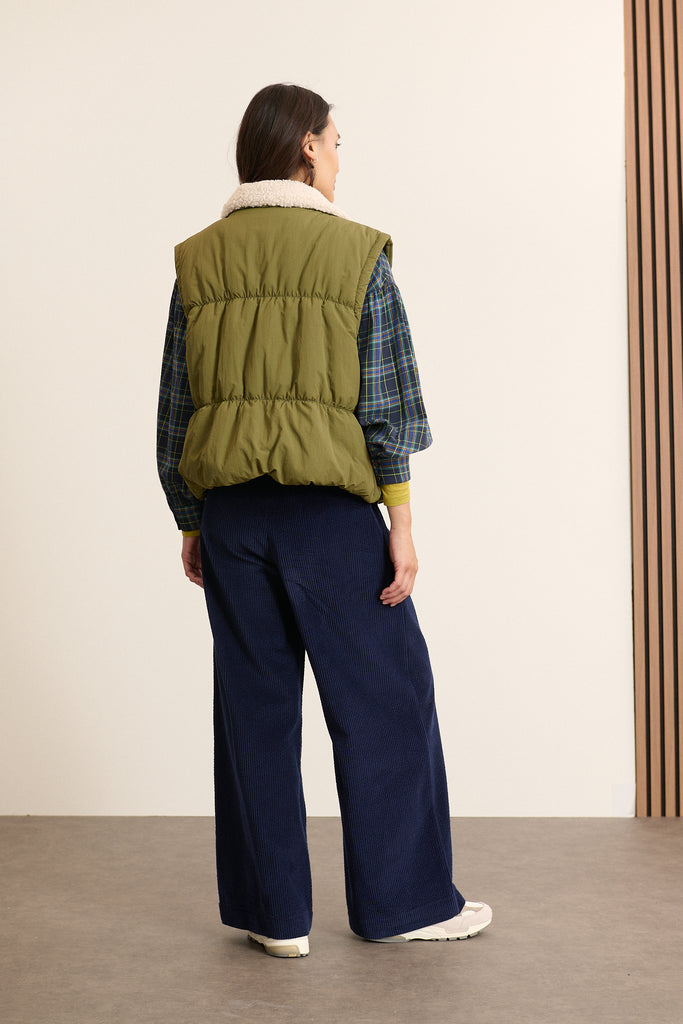 Veste BROOKLYN esprit doudoune sans manches pour femmes avec doublure coloris kaki et col intérieur blanc. 