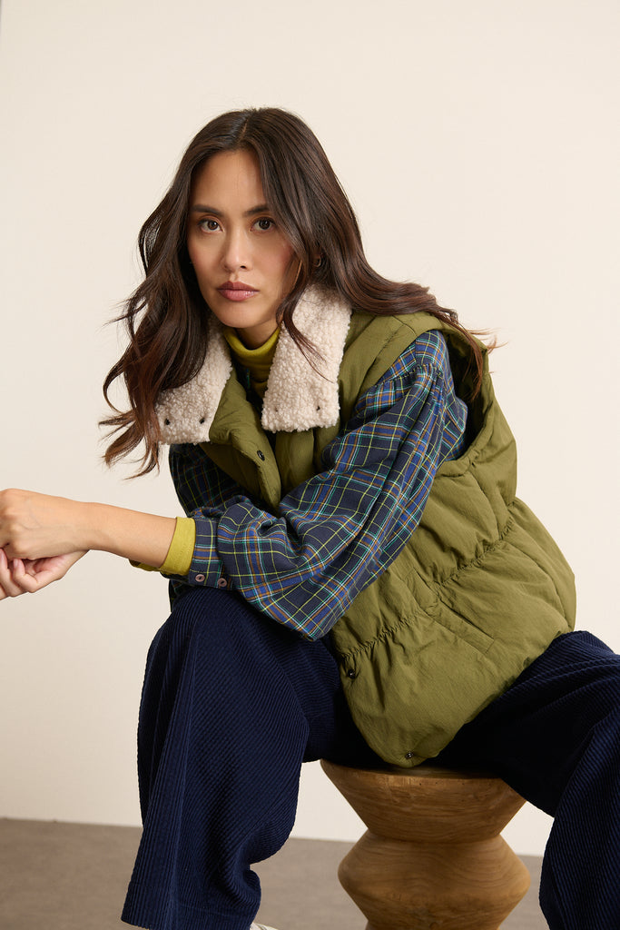 Manteau sans manches pour femme Garance Paris coloris kaki, esprit doudoune avec col intérieur blanc à bouclette.