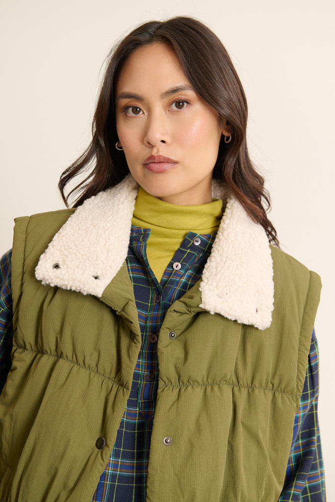 Veste pour femme esprit doudoune fabriquée en 100% nylon avec doublure et bouton pression coloris kaki. 