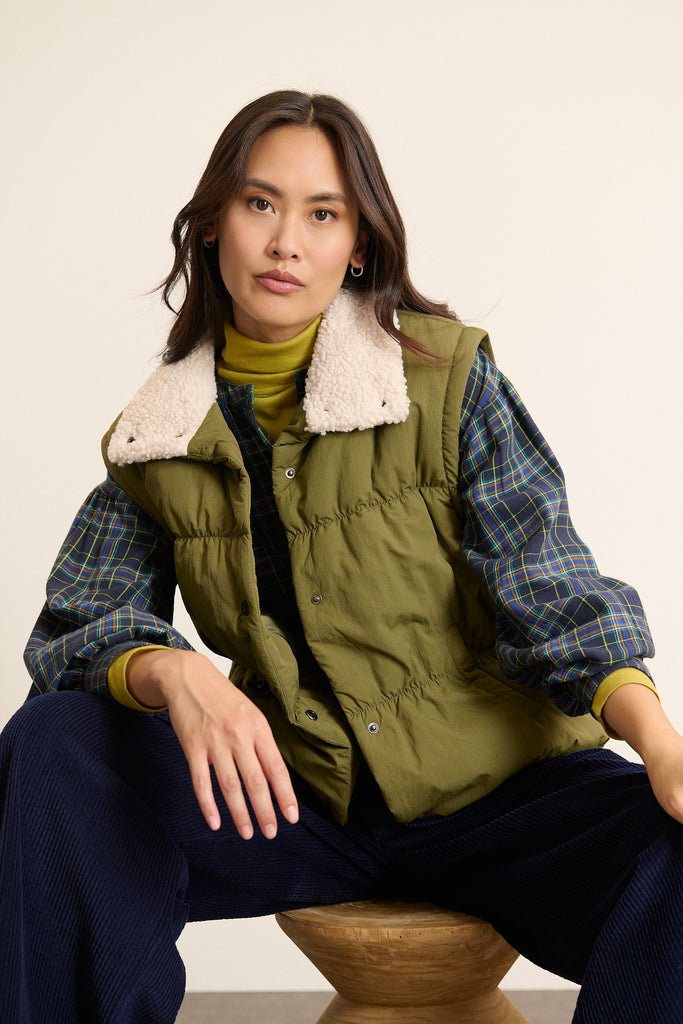 Doudoune sans manches kaki en nylon, collection Garance Paris automne hiver 2025, col intérieur bouclette et bouton-pression.
