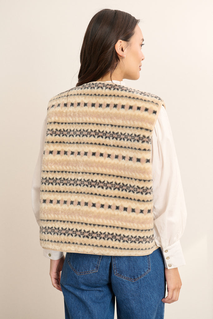 POLA, la veste sans manches pour femmes Garance Paris coloris beige effet peau de mouton et poches.  