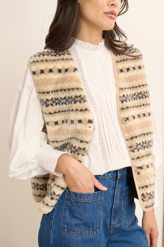 Veste sans manches imprimée beige en polyester, collection Garance automne hiver 2025, bouton effet corne et poches plaquées.