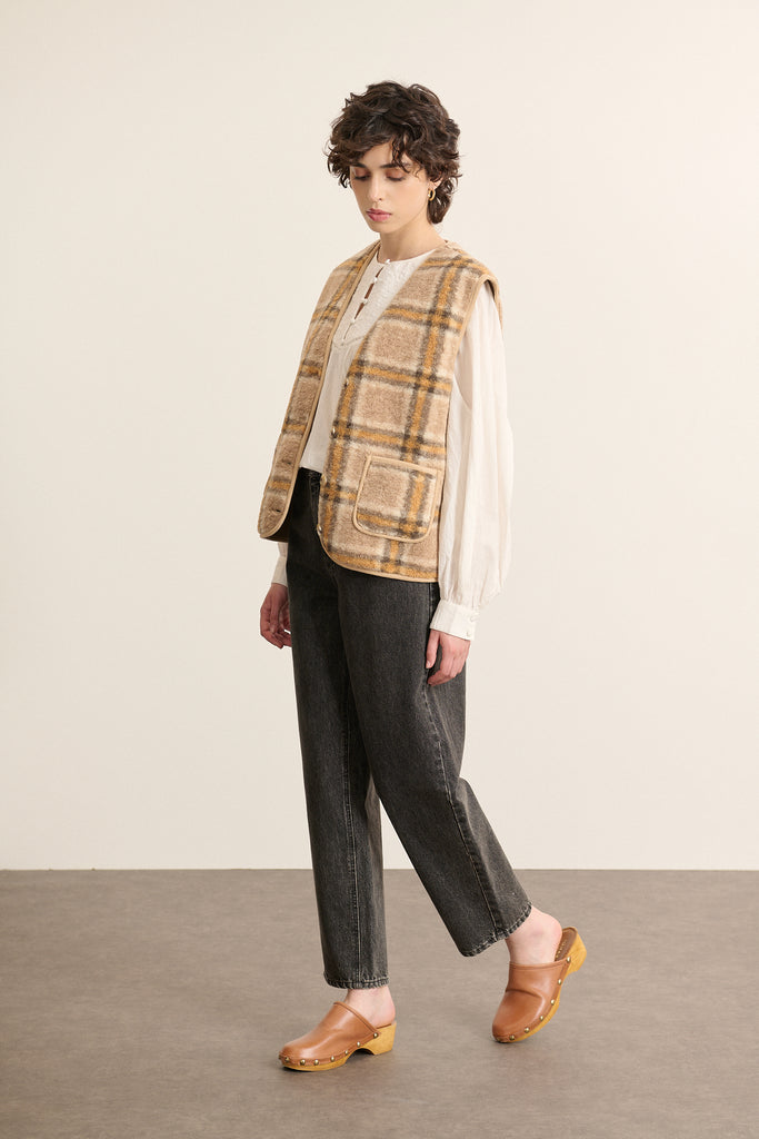 POLA, la veste sans manches pour femmes Garance Paris coloris jaune effet peau de mouton et poches.  