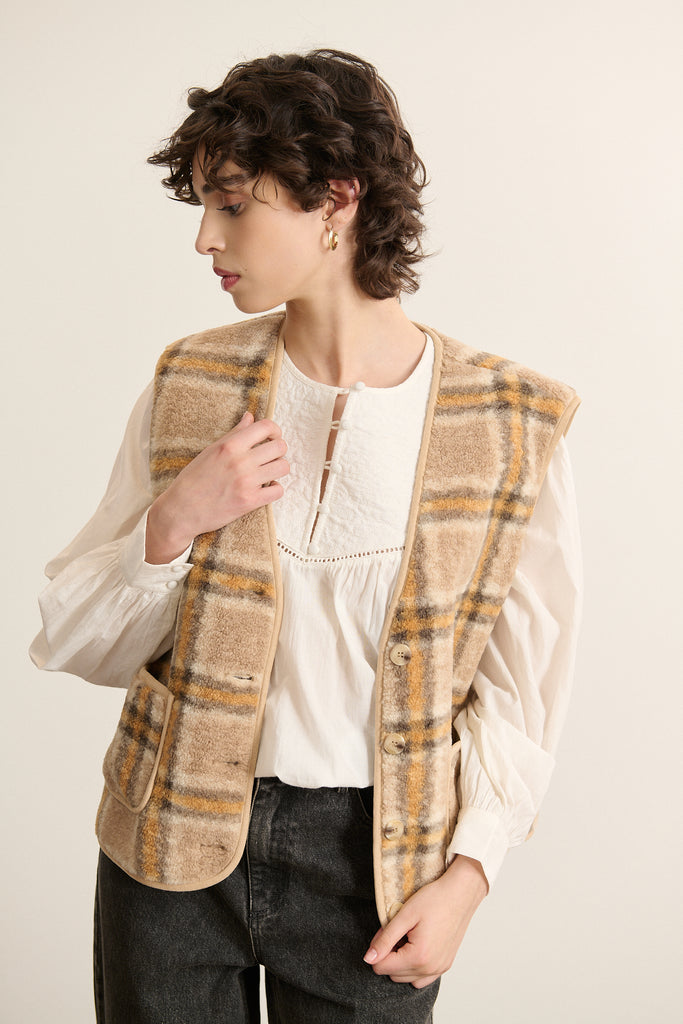 Blouse pour femme coloris blanc, fabriquée entièrement en coton, plastron matelassé et manches longues.