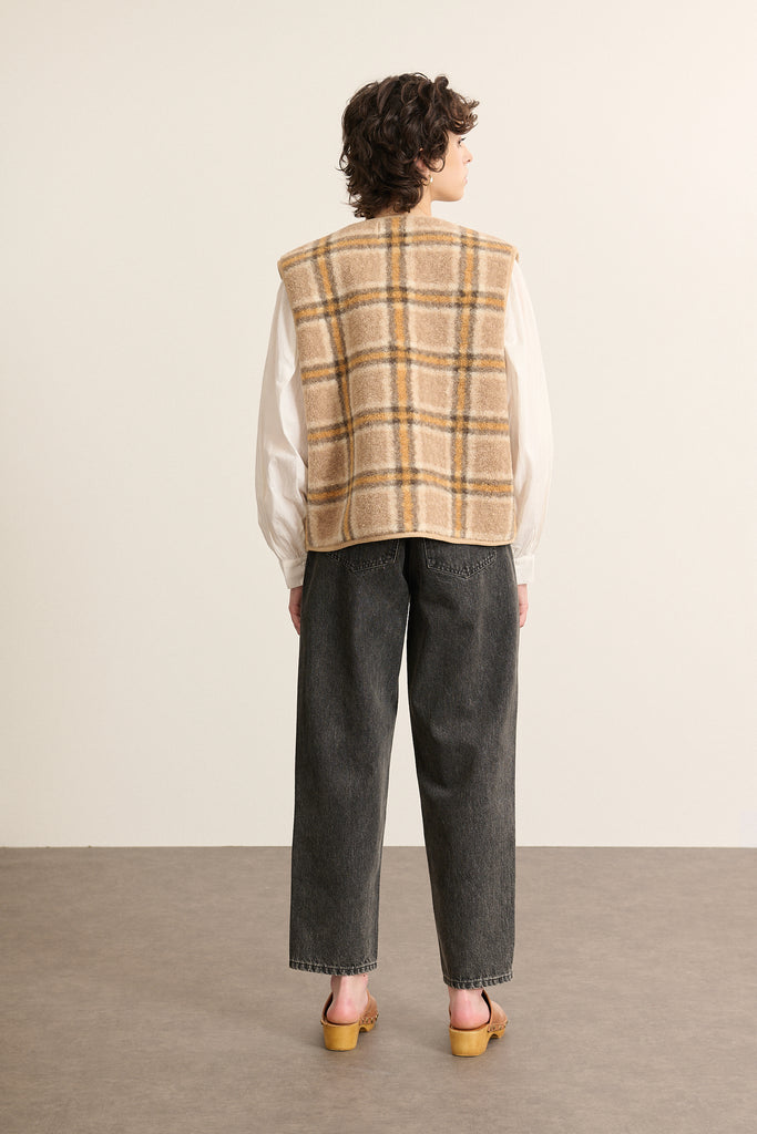 Veste sans manches imprimée jaune en polyester, collection Garance automne hiver 2025, bouton effet corne et poches plaquées.