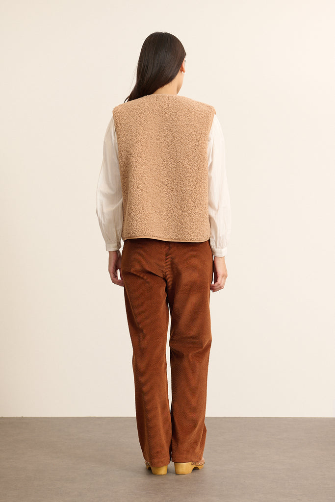 POLETTE, le manteau sans manches avec poches et bouton brandebourg, 100% polyester Garance Paris.