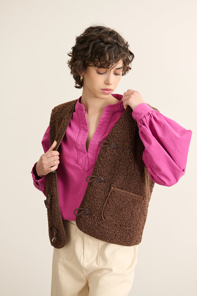 Manteau pour femmes sans manches, coloris marron, POLETTE fabriquée 100% polyester avec des poches.