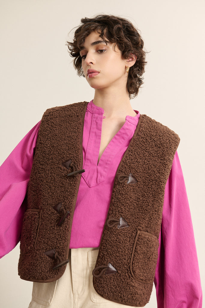 Vestes sans manches pour femme coloris marron entièrement fabriquée en polyester aec effet peau de mouton.