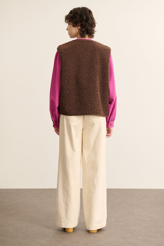 POLETTE, le manteau sans manches avec poches et bouton brandebourg, 100% polyester Garance Paris .