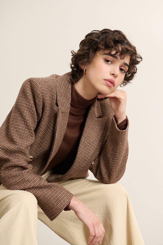 Tissu esprit pied de poule sur la veste de tailleur croisée TRESSE coloris marron en laine et polyester.