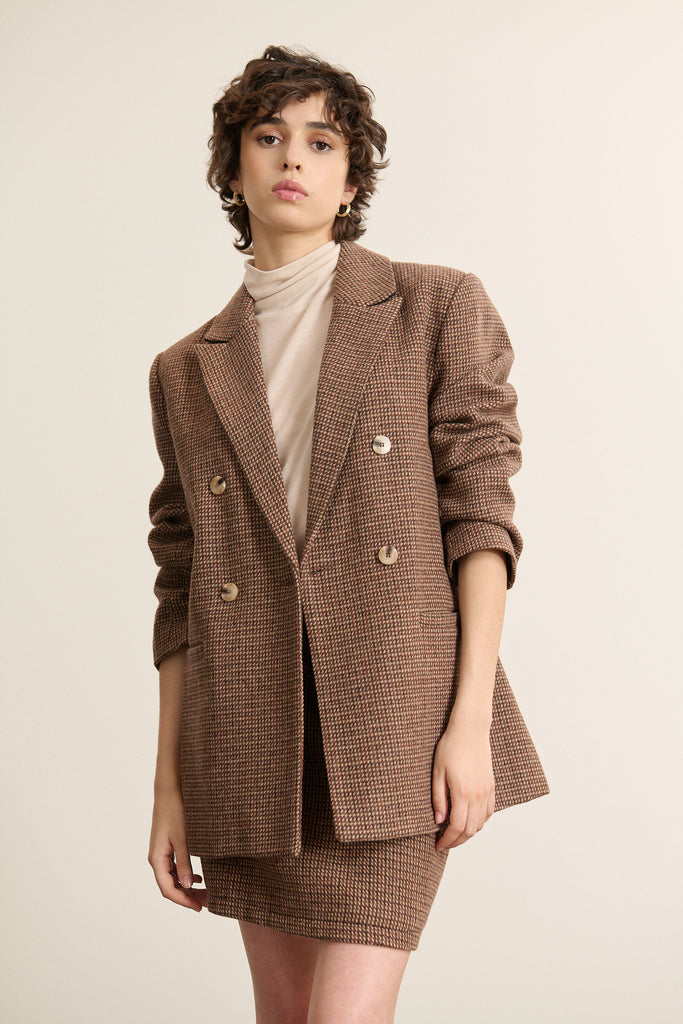 Veste de tailleur croisée coloris marron avec double boutonnage et bouton effet corne avec poche et doublure.