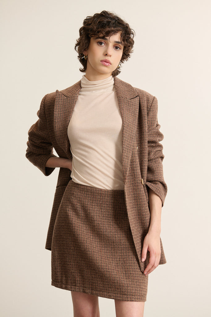 Haut pour femme à manches longues avec un col montant et une matière légère et chaude idéal pour la saison hivernale.