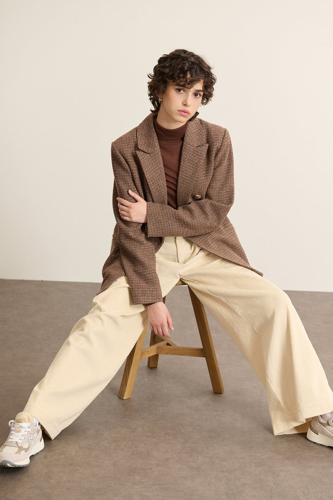 Veste de tailleur croisée marron en laine mélangée, collection Garance Paris automne hiver 2025, esprit pied-de-poule.