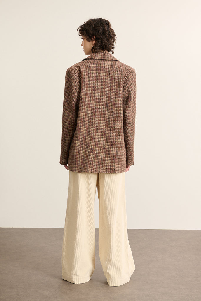 Veste pour femmes esprit tailleur croisé en laine et polyester coloris marron avec double boutonnage et bouton effet corne.