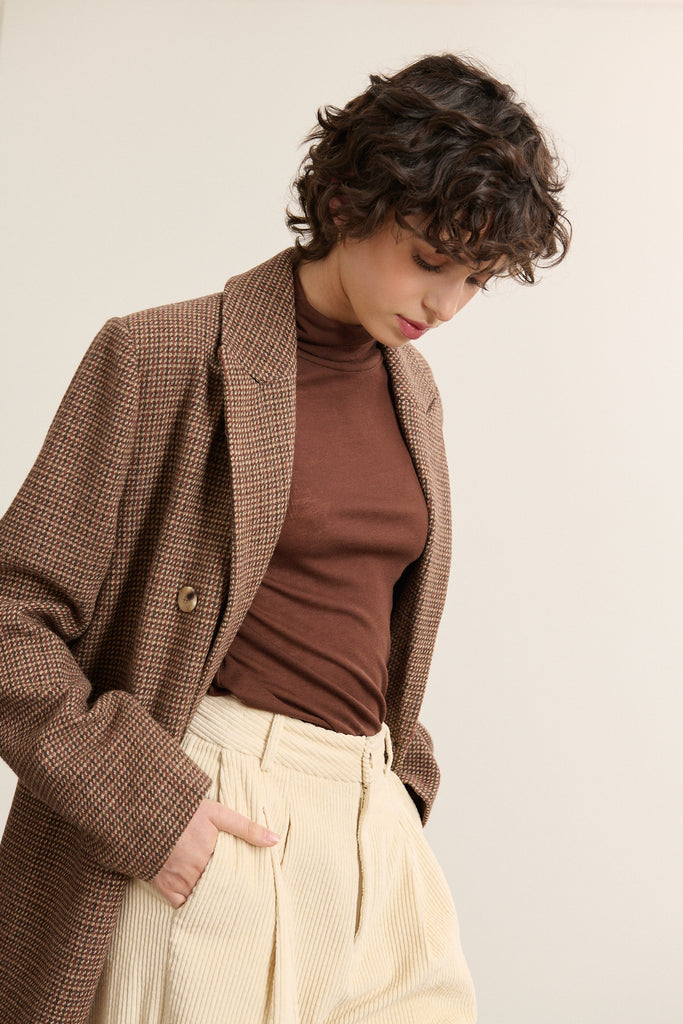 Sous pull marron col montant en tencel et laine, collection Garance Paris automne hiver 2025, maille fine légère et chaude. 