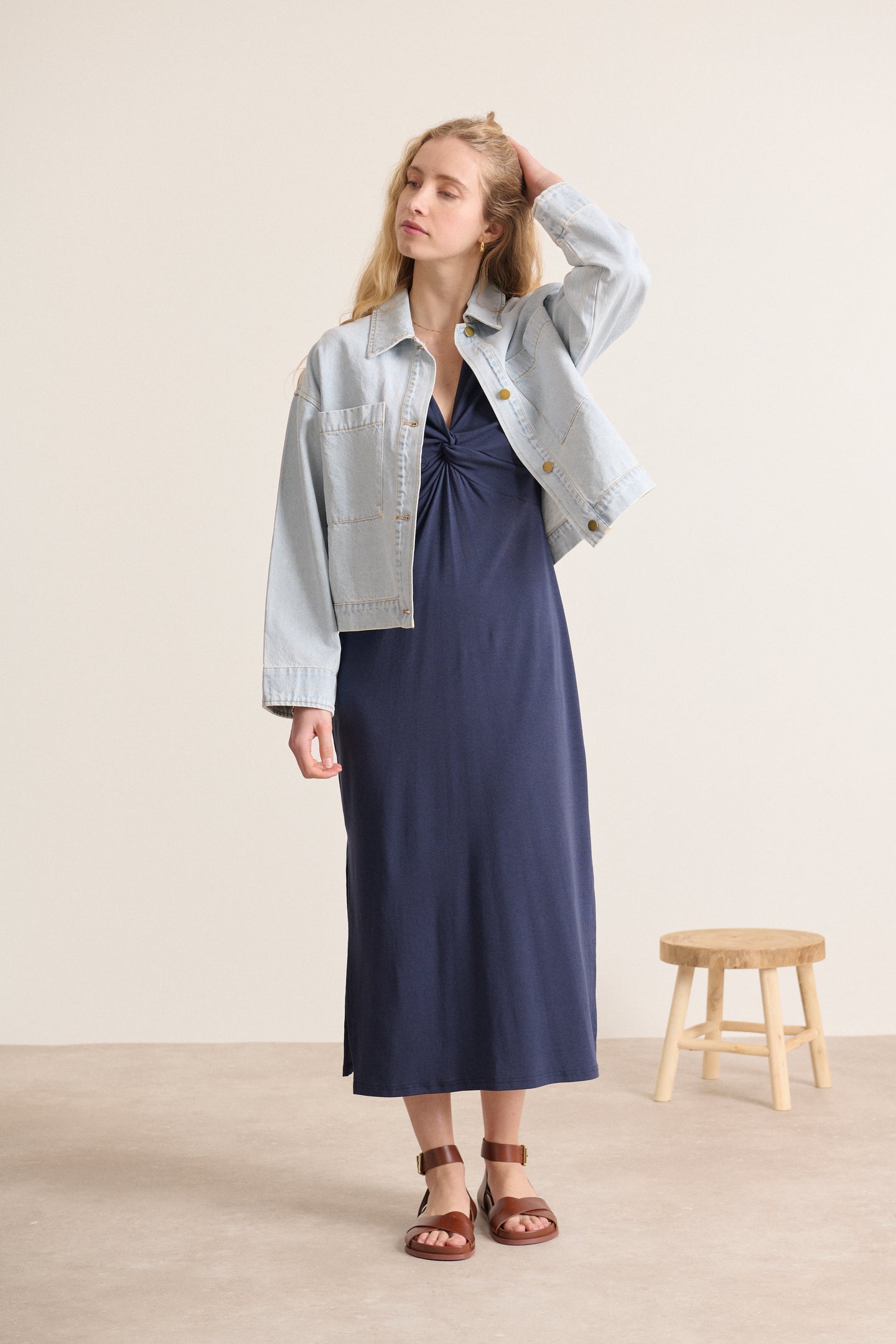 Robe Garance Paris moulante nœud à la poitrine bleu marine avec fentes sur les cotés Collection été marque Paris 